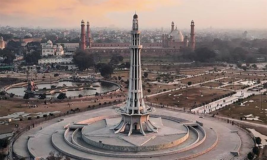 لاہور: رات گئےہونے والی بارش سے سموگ اور دھواں جھٹ گیا
