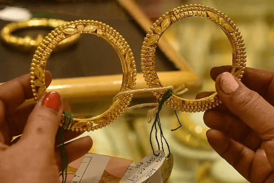 Gold price high by Rs1400 per tola