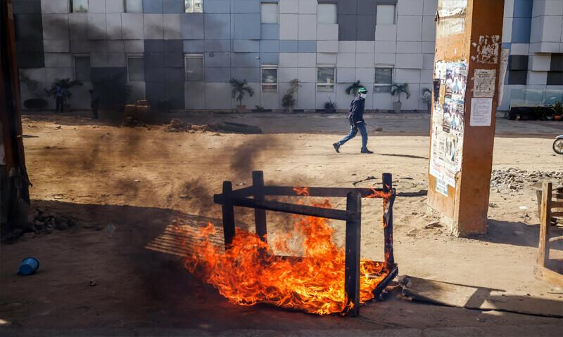 سینیگال میں صدارتی انتخابات ملتوی، سینکڑوں مظاہرین سڑکوں پر نکل آئے