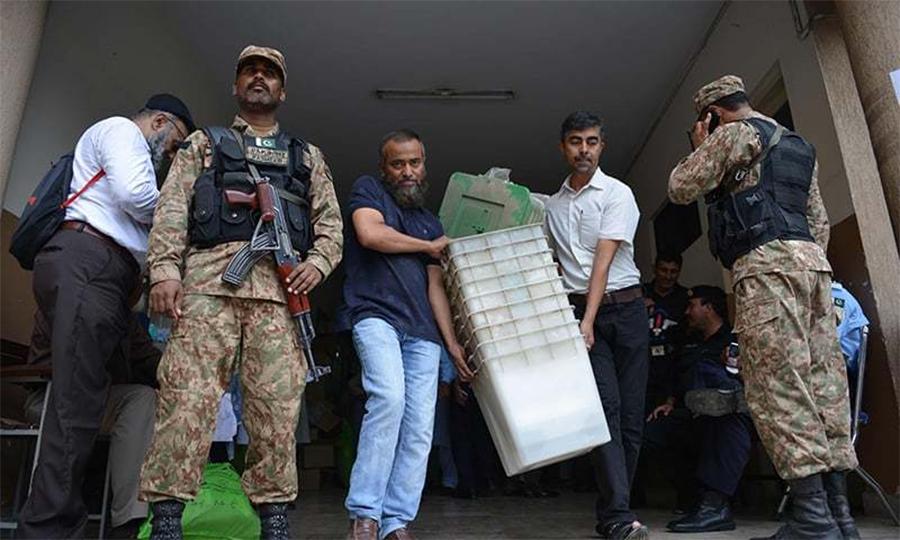 الیکشن 2024،پولنگ عملے کو انتخابی سامان  کی ترسیل جاری