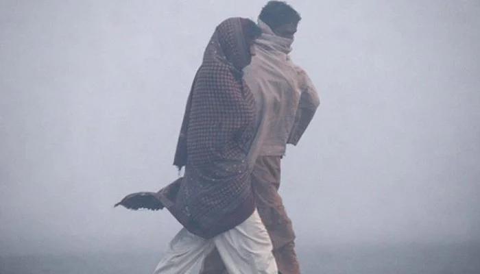 Cold winds grip Karachi