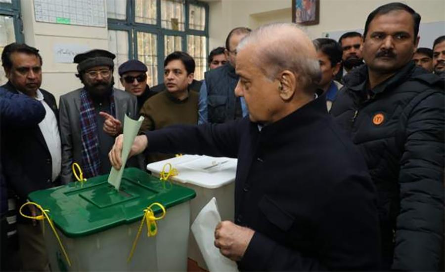 شہباز شریف نے لاہور کے حلقہ این اے 127 میں ووٹ کاسٹ کیا