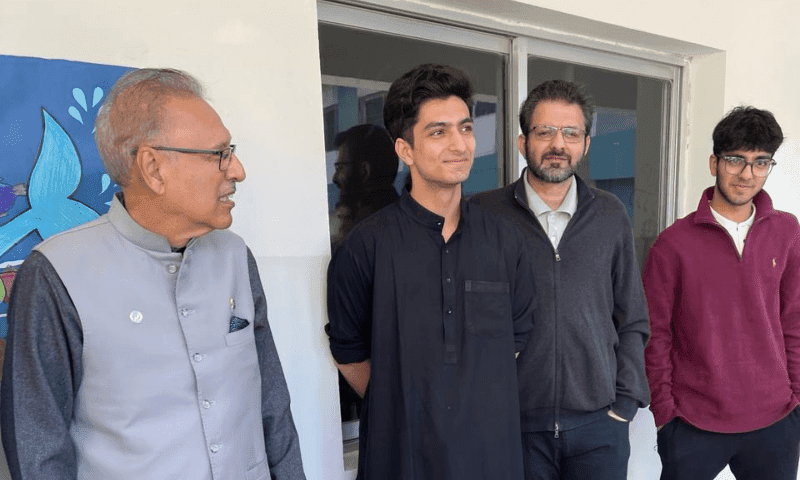 President Alvi casts vote along with family 