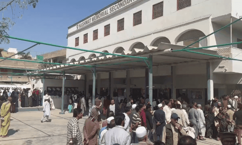 کراچی کے حلقے این اے 236 اور پی پی 100 میں انتخابی عملہ نہ پہنچنے کے باعث ووٹنگ کا عمل شروع نہ ہو سکا