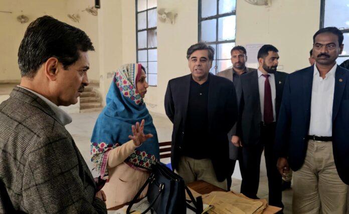 ڈاکٹر گوہر اعجاز کا وزارت داخلہ  کنٹرول روم، سیف سٹی اسلام آباد اور پولنگ اسٹیشن کا دورہ