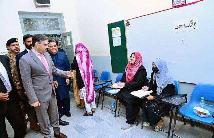 نگران وزیرِ اعظم انوار الحق کاکڑ کا اسلام آباد اور راولپنڈی کے مختلف پولنگ اسٹیشنز کا دورہ