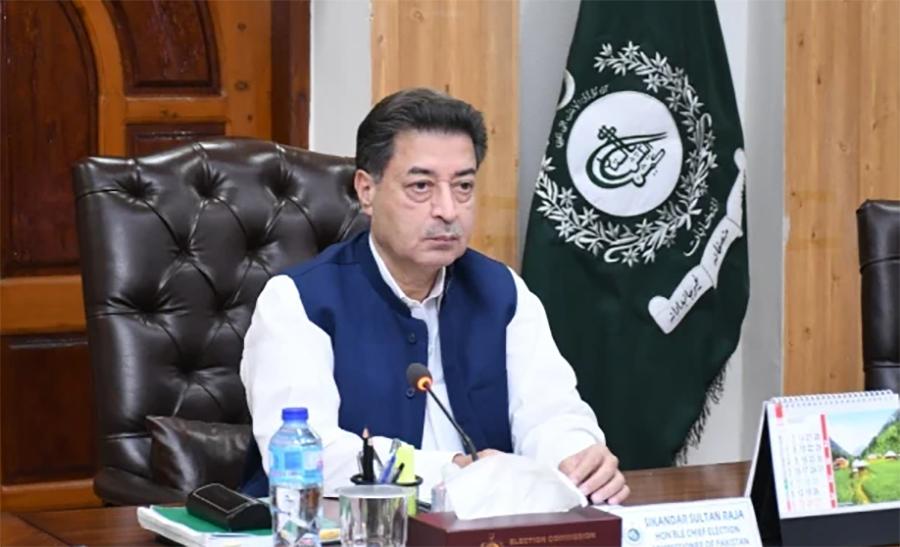جب محسوس ہوگا سکیورٹی کا مسئلہ نہیں تو انٹرنیٹ کھول دیا جائے گا، چیف الیکشن کمشنر سکندر سلطان راجہ