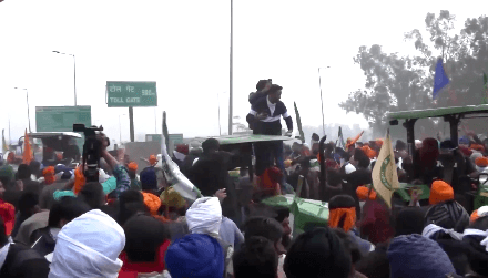 India police use tear gas on farmers demanding higher crop prices