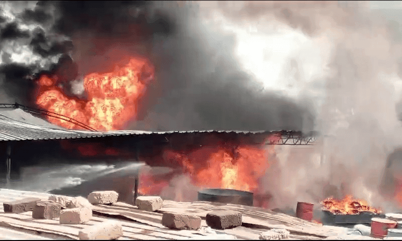 Terrible blaze engulfs factory in Karachi