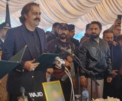 نومنتخب وزیراعلیٰ خیبرپختونخوا علی امین گنڈا پور نے اپنے عہدے کا حلف اٹھا لیا