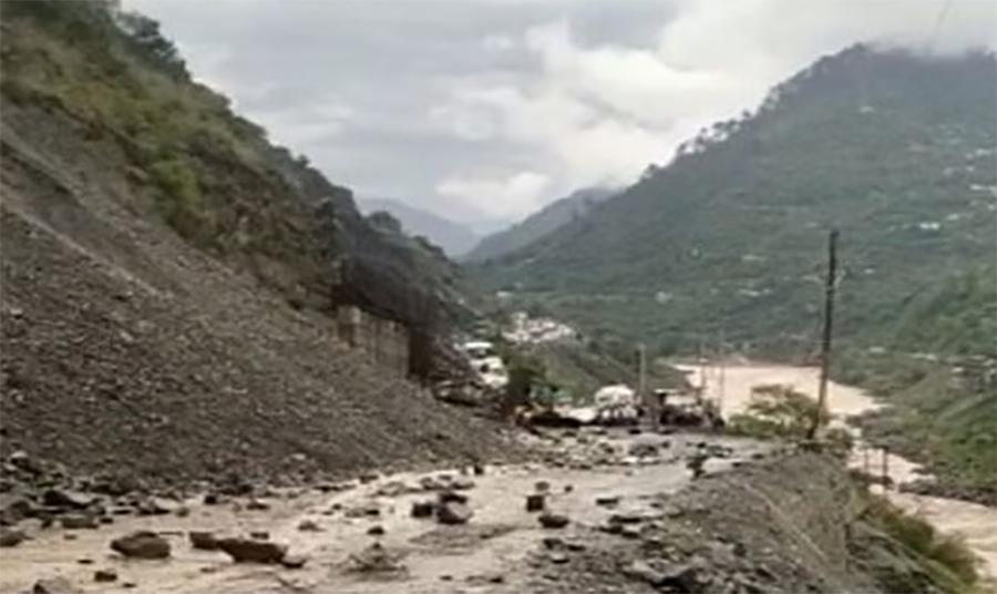 مٹی کے تودے اورچٹانیں گرنے سے سرینگر جموں ہائی وے ٹریفک کے لئے بند
