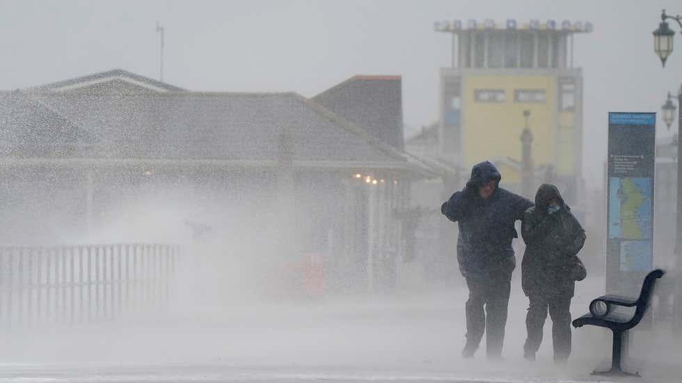 برطانیہ اور آئرلینڈ میں طوفان نے تباہی مچادی 