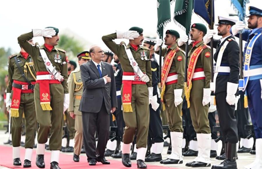 صدر مملکت آصف علی زرداری کو ایوان صدر میں گارڈ آف آنر پیش کیا گیا