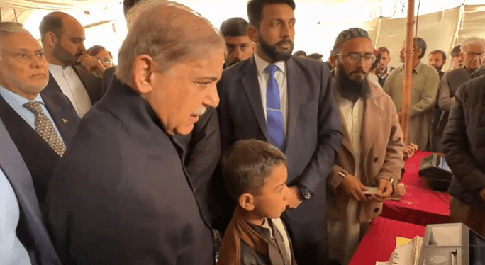 وزیراعظم شہبازشریف کا اسلام آباد میں مختلف یوٹیلیٹی اسٹورز کا اچانک دورہ