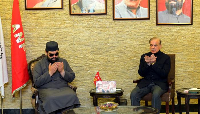 وزیراعظم  کا چارسدہ  میں ایمل ولی خان سے والدہ کی وفات پرتعزیت