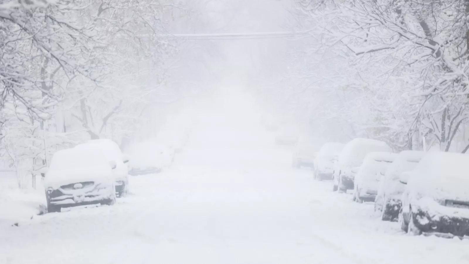 Snow storm paralyzes life system in Colorado