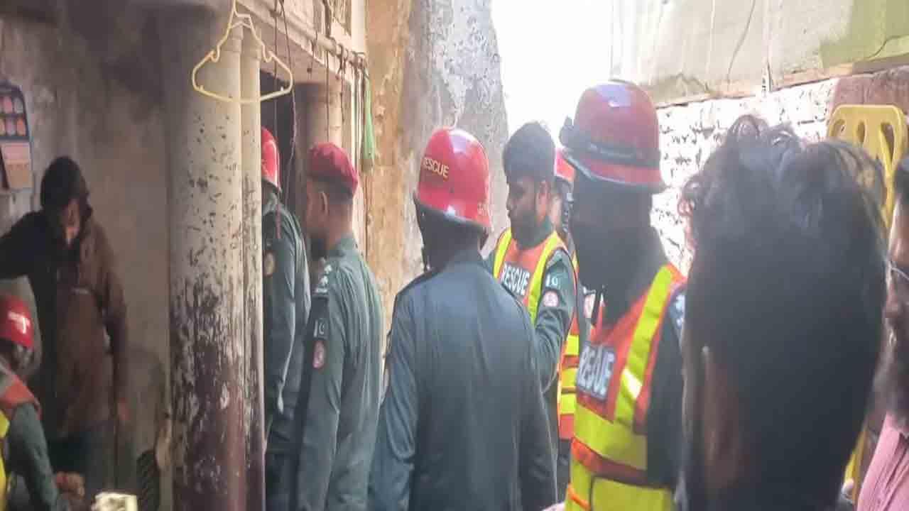 لاہور :   مکان کی چھت گرنے  سے ایک ہی گھر کے 3 افراد جاں بحق