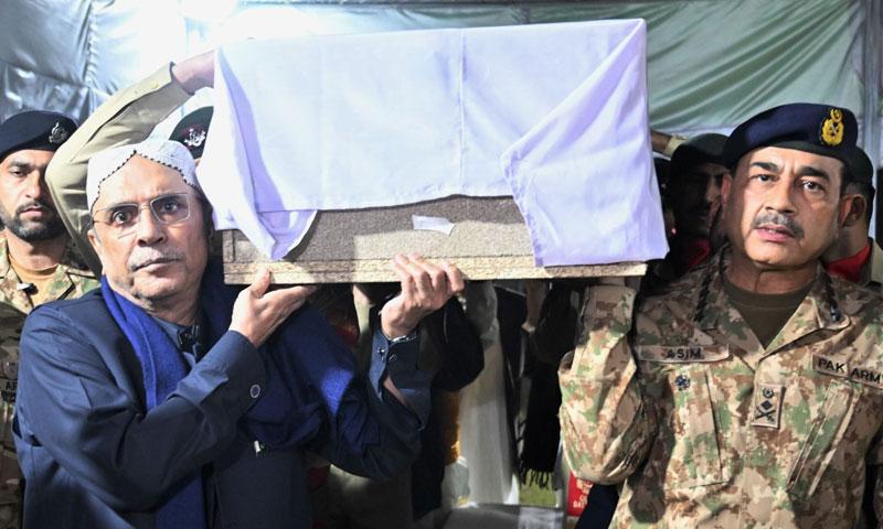 صدر مملکت اور آرمی چیف  کی شمالی وزیرستان  میں شہید افسران کی نماز جنازہ میں شرکت
