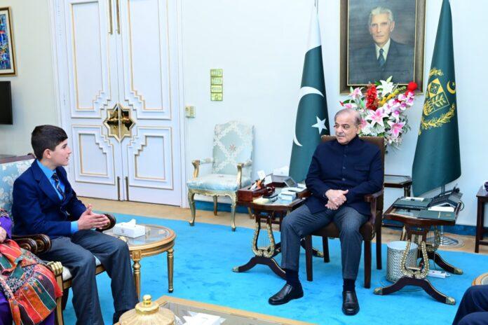 وزیراعظم شہباز شریف سے بلوچستان کے سیلاب متاترہ طالب علم کی ملاقات