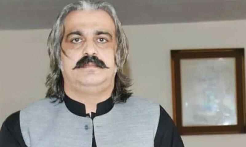 وزیر اعلیٰ کے پی کارشوت مانگنے والے افسر کا سر پھاڑنے کا حکم