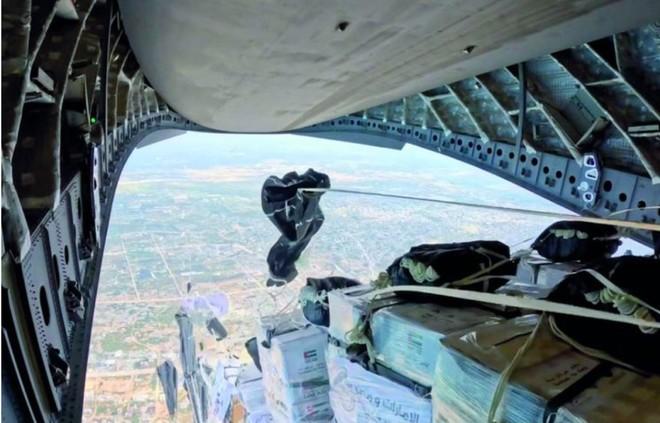 متحدہ عرب امارات اور اردنی فضائیہ کا شمالی غزہ میں ایئر ڈراپ آپریشن،امدادی سامان پہنچایا گیا