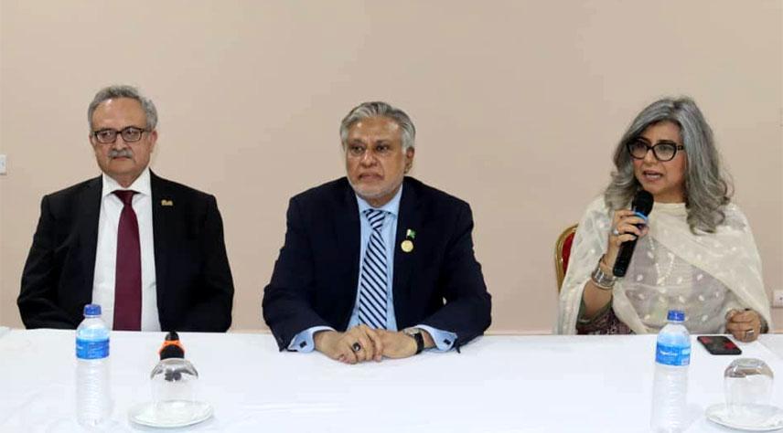 اسحا ق ڈار کی گیمبیا میں مقیم پاکستانیوں سے ملاقات