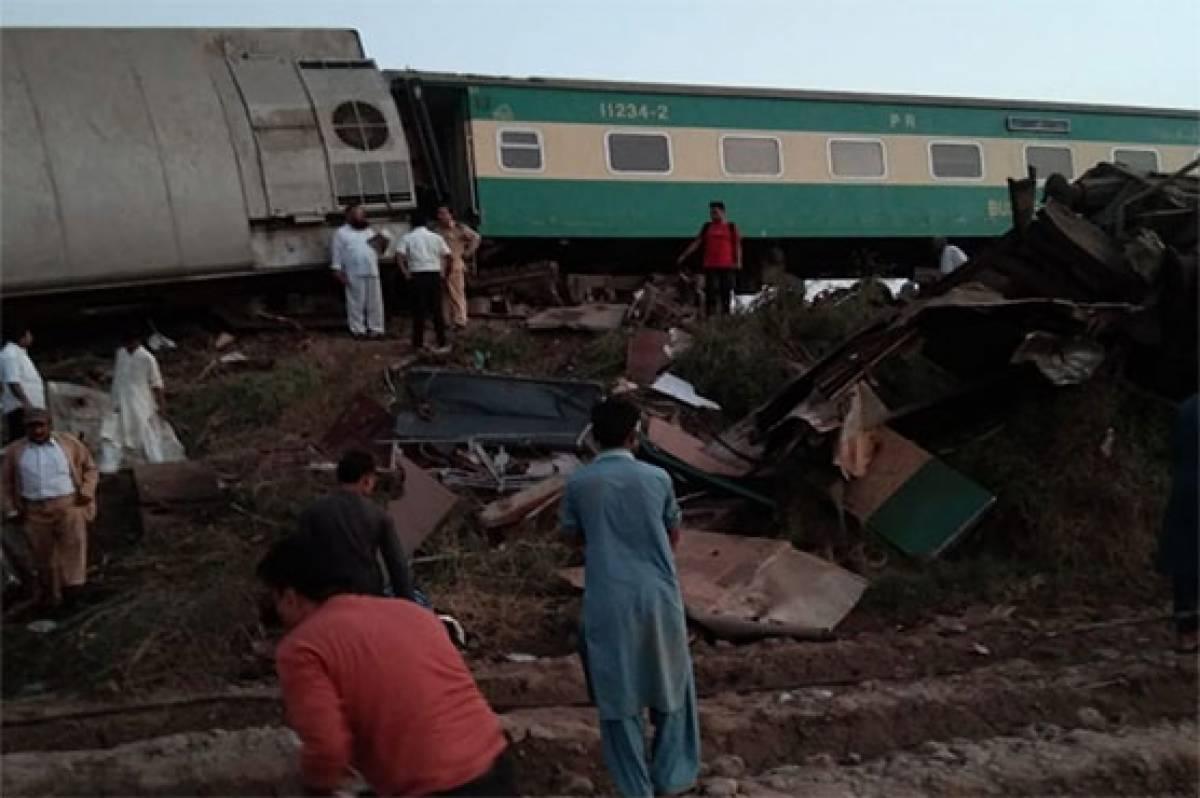 Bogies of passenger train derail near Mian Channu