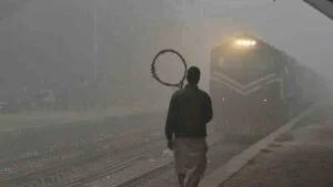 دھند اور موسم کی خرابی کے باعث کراچی سے آنے اور جانے والی گاڑیاں تاخیر کا شکار
