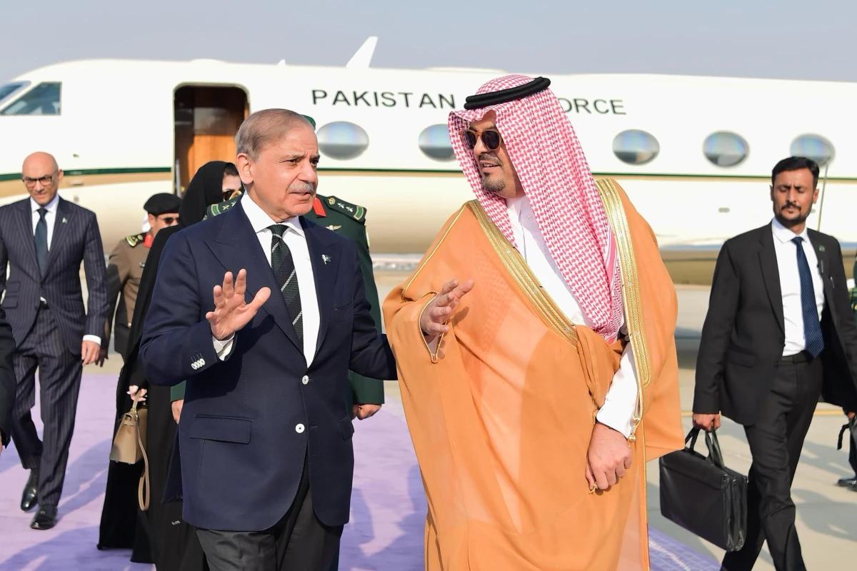 وزیر اعظم شہبازشریف وفد کے ہمراہ سعودی عرب پہنچ گئے