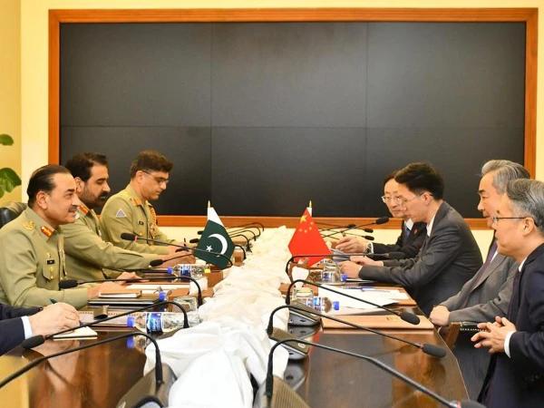 فیلڈ مارشل عاصم منیر سے چینی وزیر خارجہ کی ملاقات،اسٹریٹیجک شراکت داری مضبوط بنانے کے عزم کا اعادہ