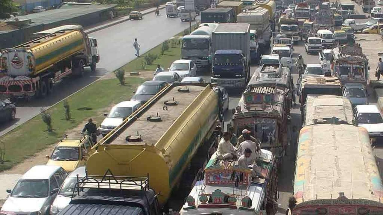 Karachi imposes complete ban on heavy traffic for 11th, 12th Rabi-ul-Awwal