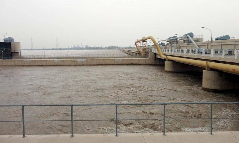 Flood threat rises in Sindh as water flow increases at Sukkur and Kotri Barrages