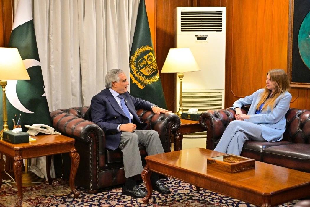 وزیر خارجہ اسحاق ڈار سے برطانوی ہائی کمشنر جین میریٹ کی ملاقات،علاقائی و عالمی امور پر تبادلۂ خیال