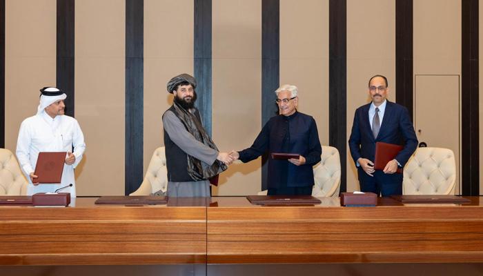 پاکستان اور افغانستان جنگ بندی پر راضی، دونوں ممالک ایک دوسرے کی سر زمین کا احترام کریں گے، وزیر دفاع