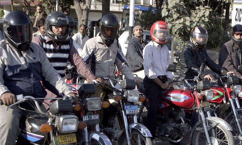 اسموگ کے پیش نظرموٹر سائیکل پر سفر کرنیوالوں کیلئے ماسک کا استعمال لازمی قرار
