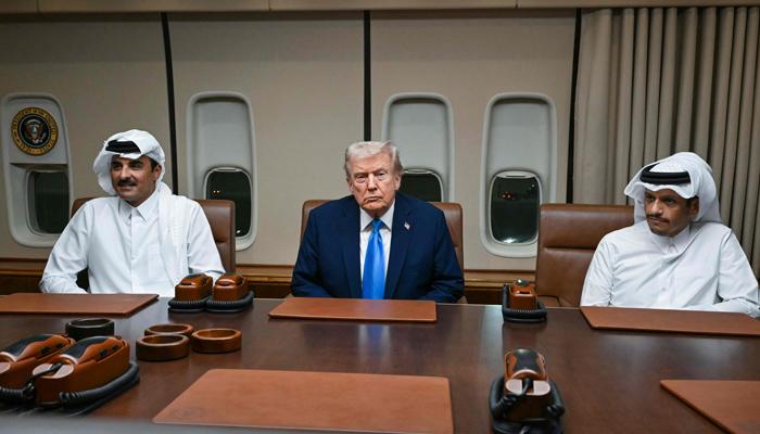 ٹرمپ نے ملائیشیا کے دورے پر جاتے ہوئے قطر میں مختصر قیام، امیر قطر سے جہاز میں  ملاقات