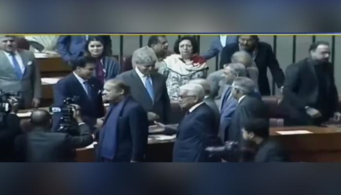 27 ویں آئینی ترمیم، نواز شریف قومی اسمبلی کے اجلاس میں شرکت کے لیے پارلیمنٹ پہنچ گئے