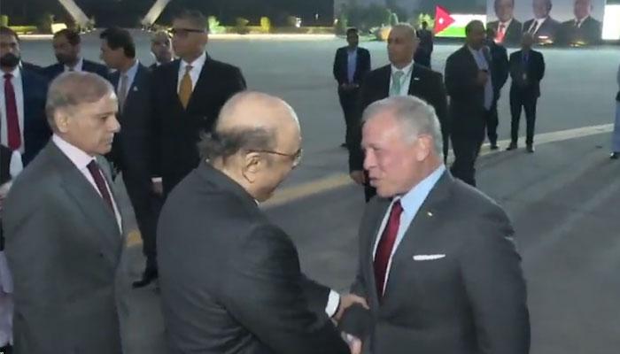 اردون کے شاہ عبد اللہ دوئم2 روزہ دورے پر پاکستان پہنچ گئے،ائیرپورٹ پر والہانہ استقبال