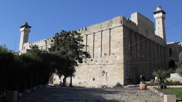 اسرائیلی فورسز نے تاریخی ابراہیمی مسجد کو کرفیو لگا کر غیر قانونی آبادکار یہودیوں کیلئے کھول دیا