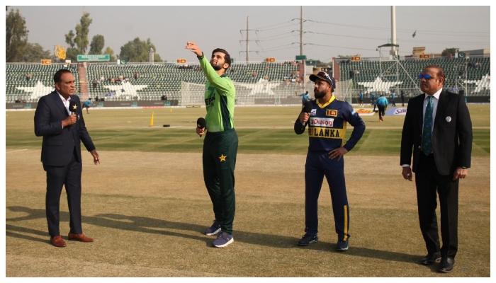 آخری ون ڈے: پاکستان کا سری لنکا کے خلاف ٹاس جیت کر فیلڈنگ کا فیصلہ
