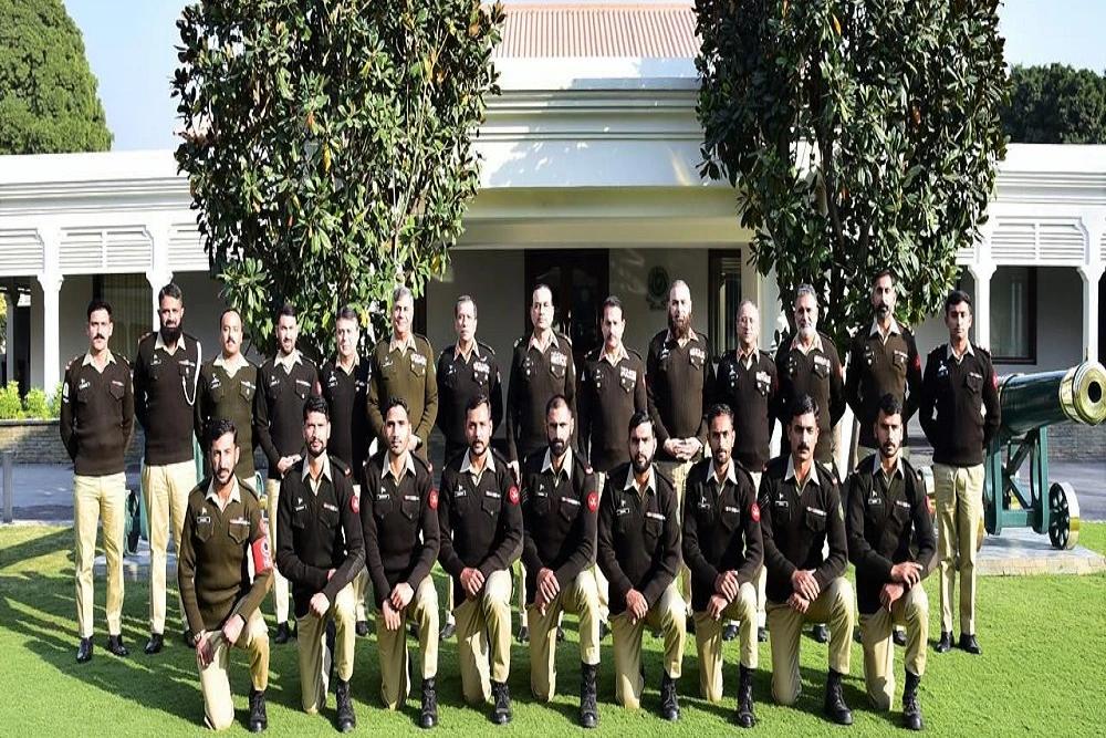 فیلڈ مارشل سید عاصم منیر سے کیمبرین پٹرول مقابلے میں حصہ لینے والی ٹیم کی ملاقات