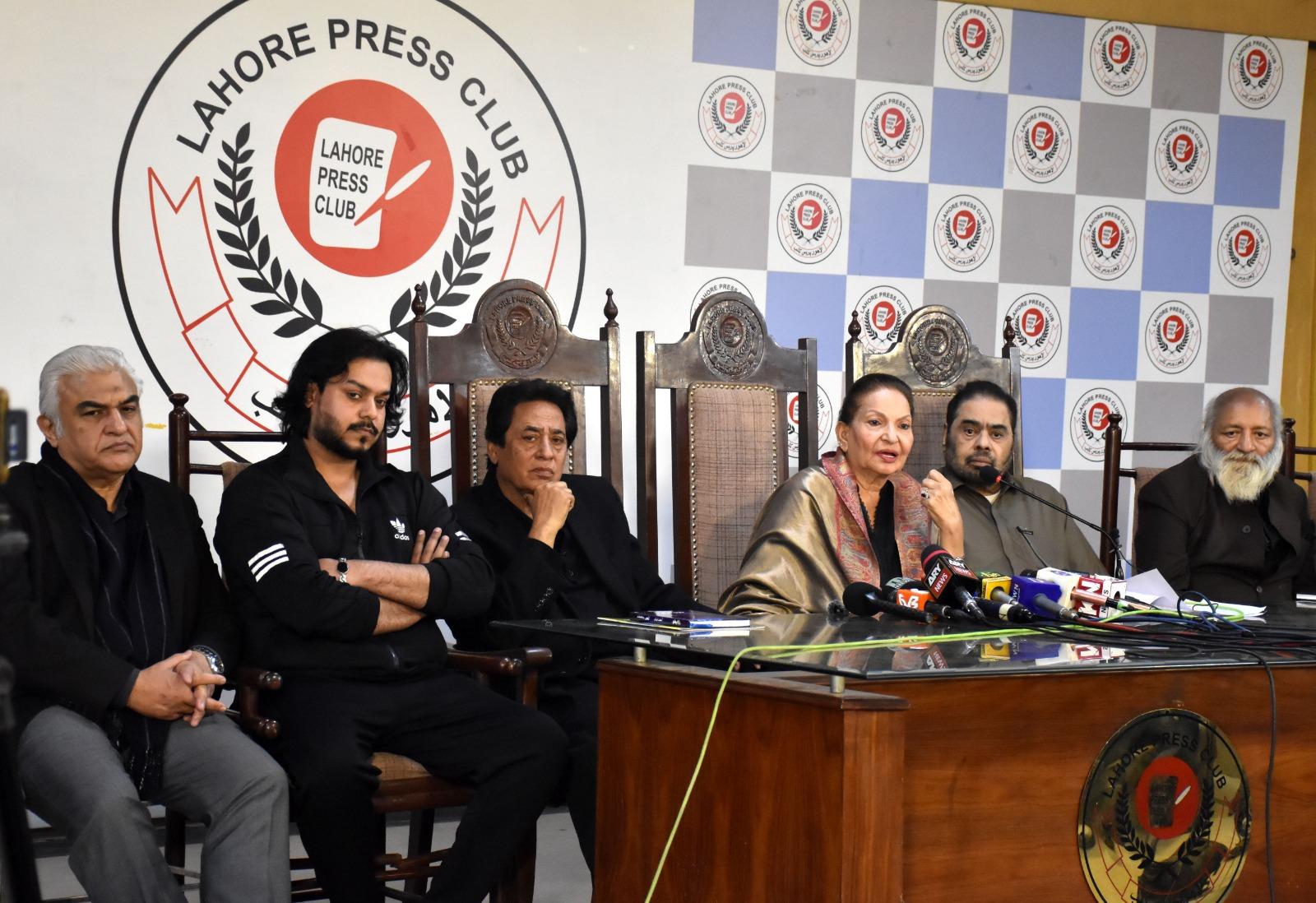 چند وکیلوں نے ڈرامے کی شوٹنگ کے دوران ہراساں کیا، ہدایتکارہ سنگیتا کا الزام