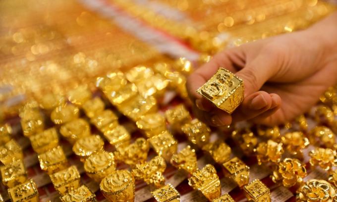 Gold prices dip per tola in Pakistan, global markets