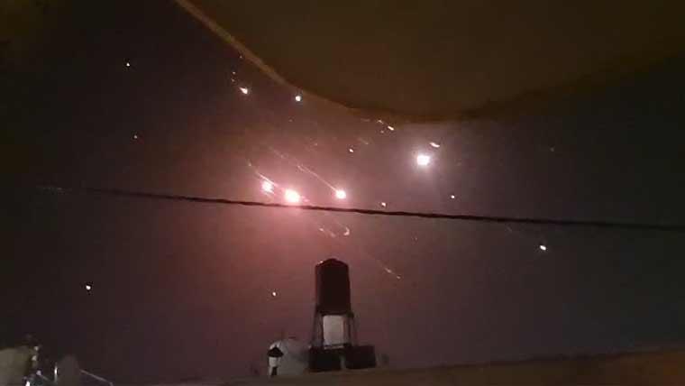 ایران کی جوابی کارروائی جاری، فوجی اڈوںسمیت مختلف اسرائیلی شہروں پر حملہ، امریکی سفارتخانے میں آگ لگ گئی