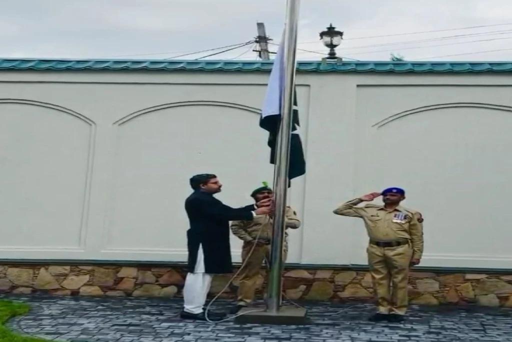 دوشنبے: یومِ پاکستان کے موقع پر تاجکستان میں پرچم کشائی کی تقریب،بچوں نے ملی نغمے پیش کئے