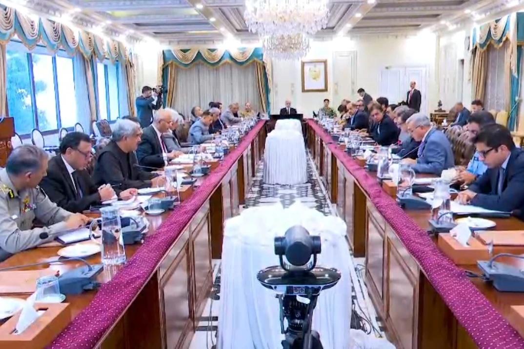 پیٹرولیم مصنوعات کی ذخیرہ اندوزی ناقابل معافی ، ملوث افراد کے خلاف سخت کارروائی کی جائے گی،وزیر اعظم