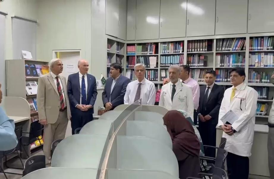 آسٹریلوی ہائی کمشنر کاکنگ ایڈورڈ میڈیکل یونیورسٹی کا دورہ، آنکھوں کی صحت کے شعبے میں آسٹریلیا کے دیرینہ تعاون کے اثرات کا مشاہدہ