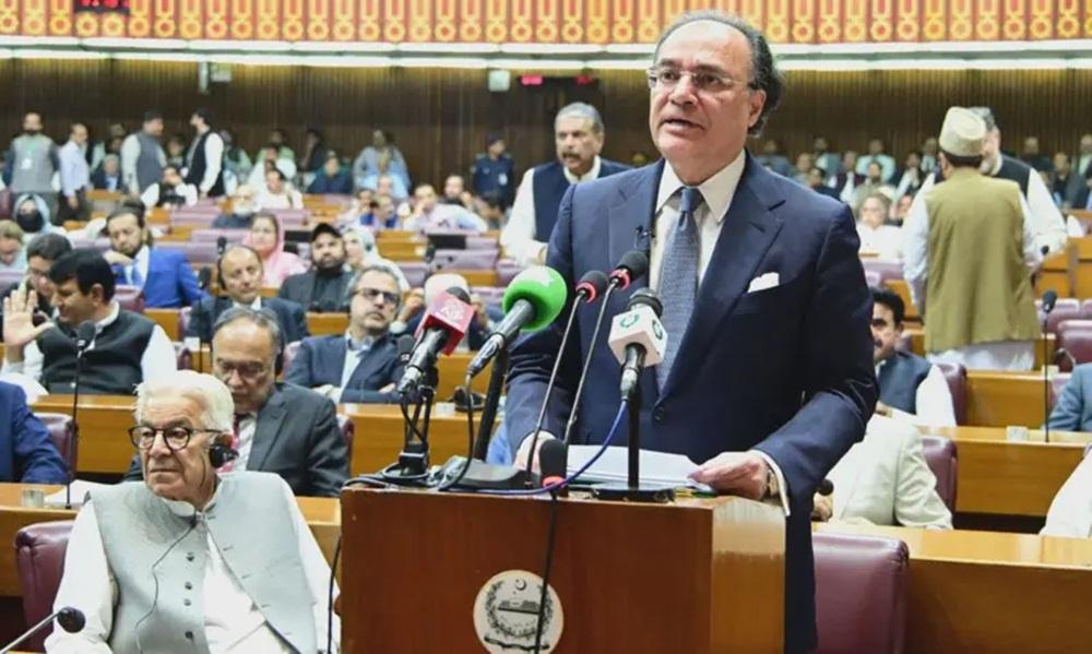 وفاقی بجٹ قومی اسمبلی میں پیش،سرکاری ملازمین کی تنخواہوں اور پنشن میں 7 فیصد،ماہانہ اجرت میں 10 فیصد اضافہ