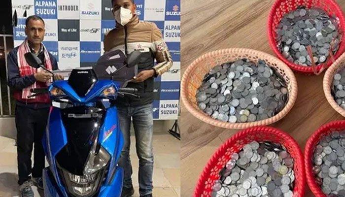 شہری نےڈھیروں سکے جمع کرکے بائیک خرید لی