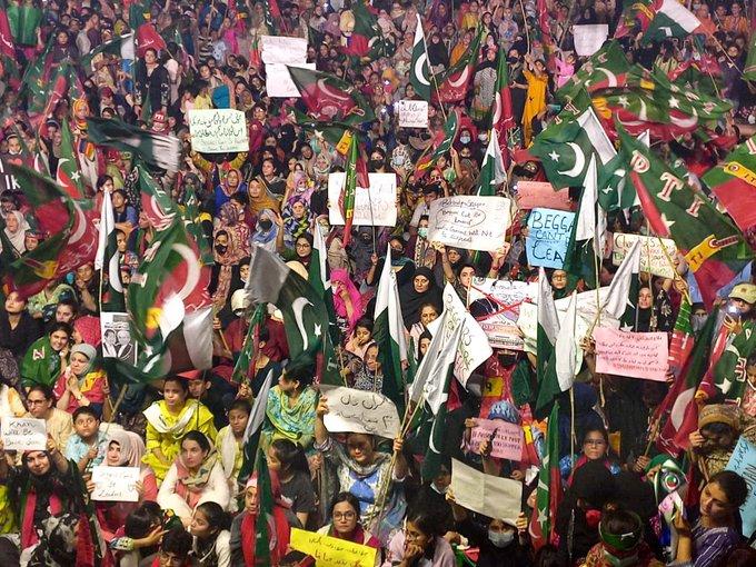  سیاست کے فیصلے عدالتوں میں کرنے کی کوشش تباہ کن ہو گی: فواد چودھری